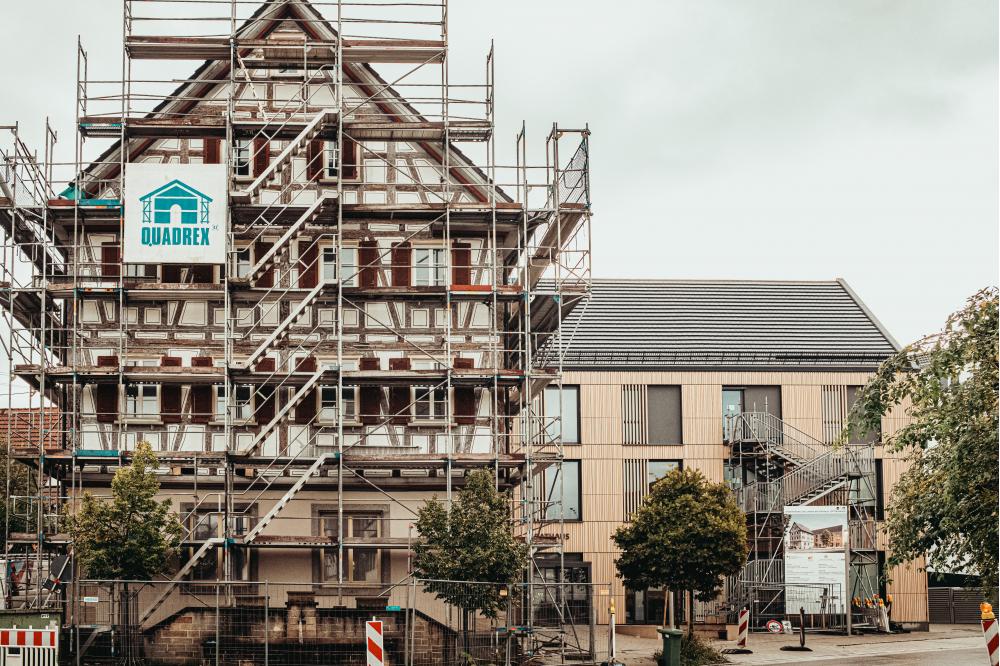 Quer ans Denkmal angedockt